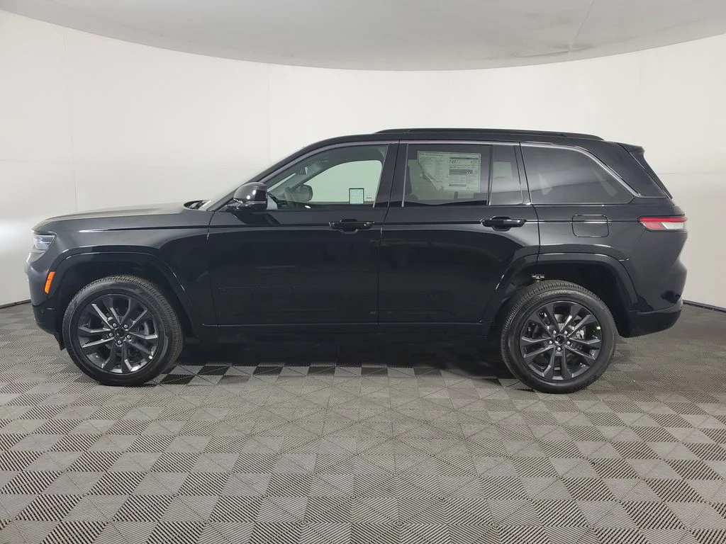 New 2026 Diamond Black Crystal Pearl-Coat Exterior Paint Jeep Limited Reserve image 7