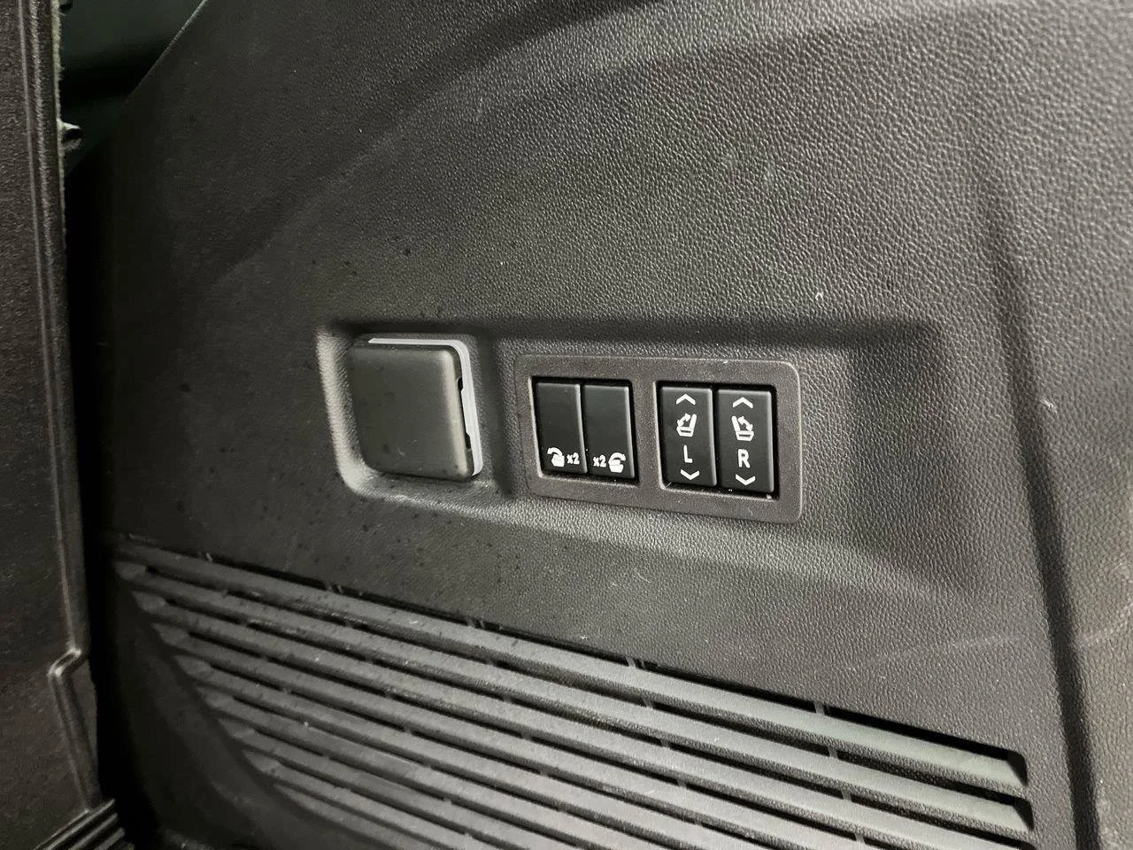 2023 GMC Yukon Denali - Photo 32