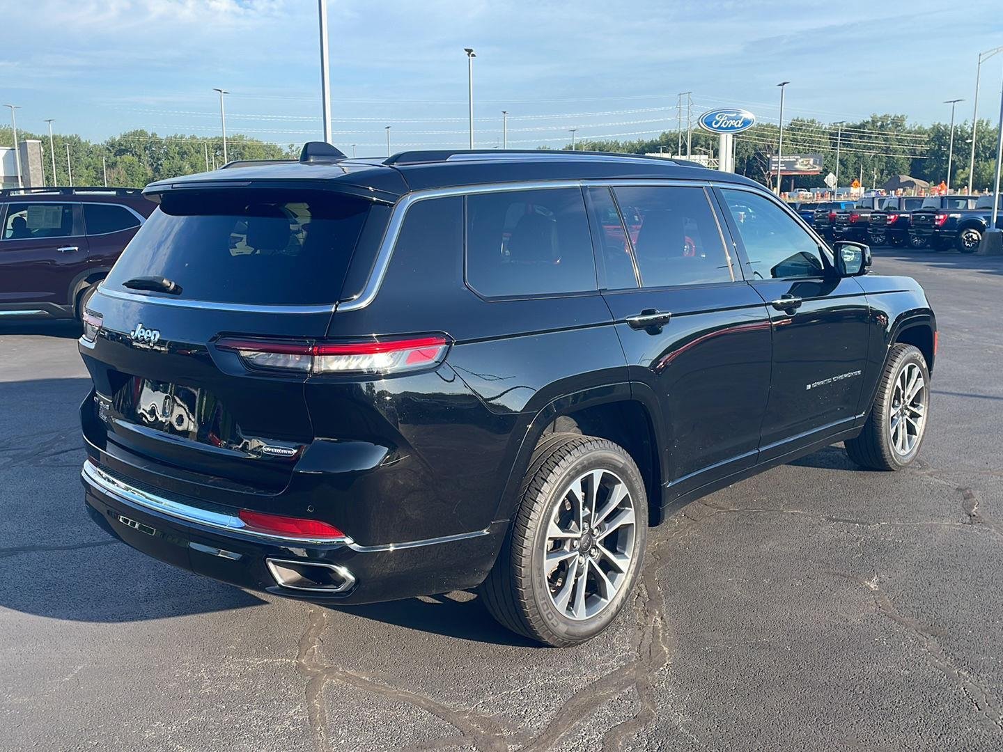 Used 2022 Diamond Black Jeep Overland image 5
