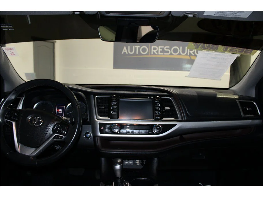 Used 2019 White Toyota XLE Sport Utility 4D image 14