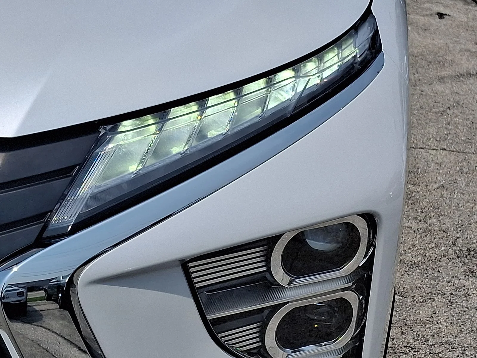 Used 2023 White Mitsubishi SE image 9