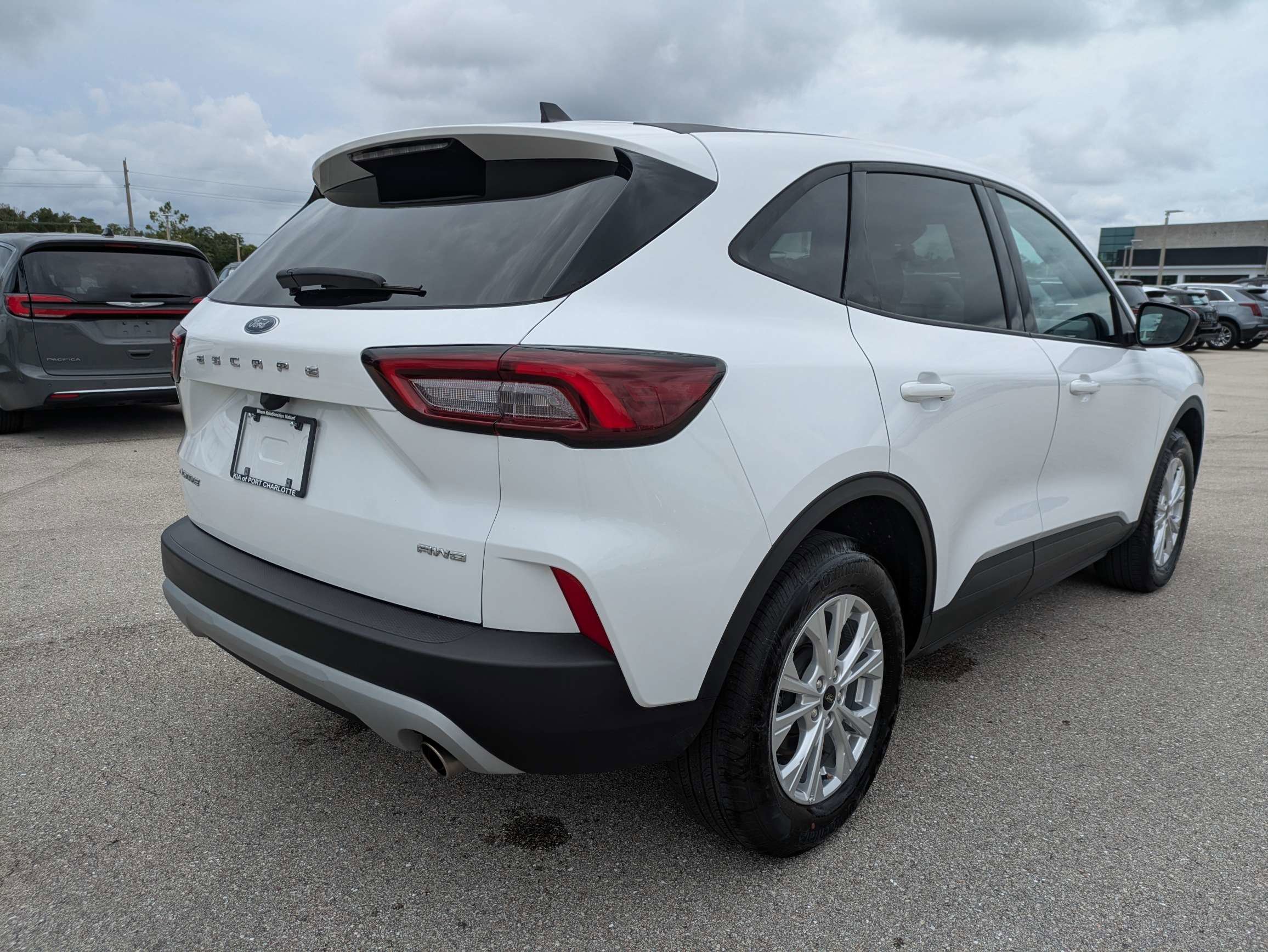 Used 2025 Oxford White Ford Active image 5