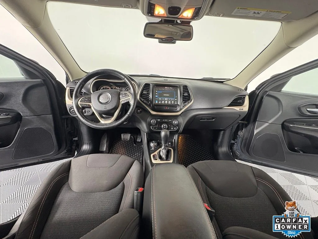 Used 2017 Black Jeep Latitude image 4