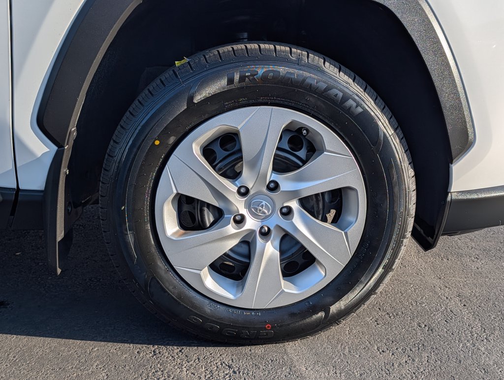 2021 Toyota RAV4 LE - Photo 8