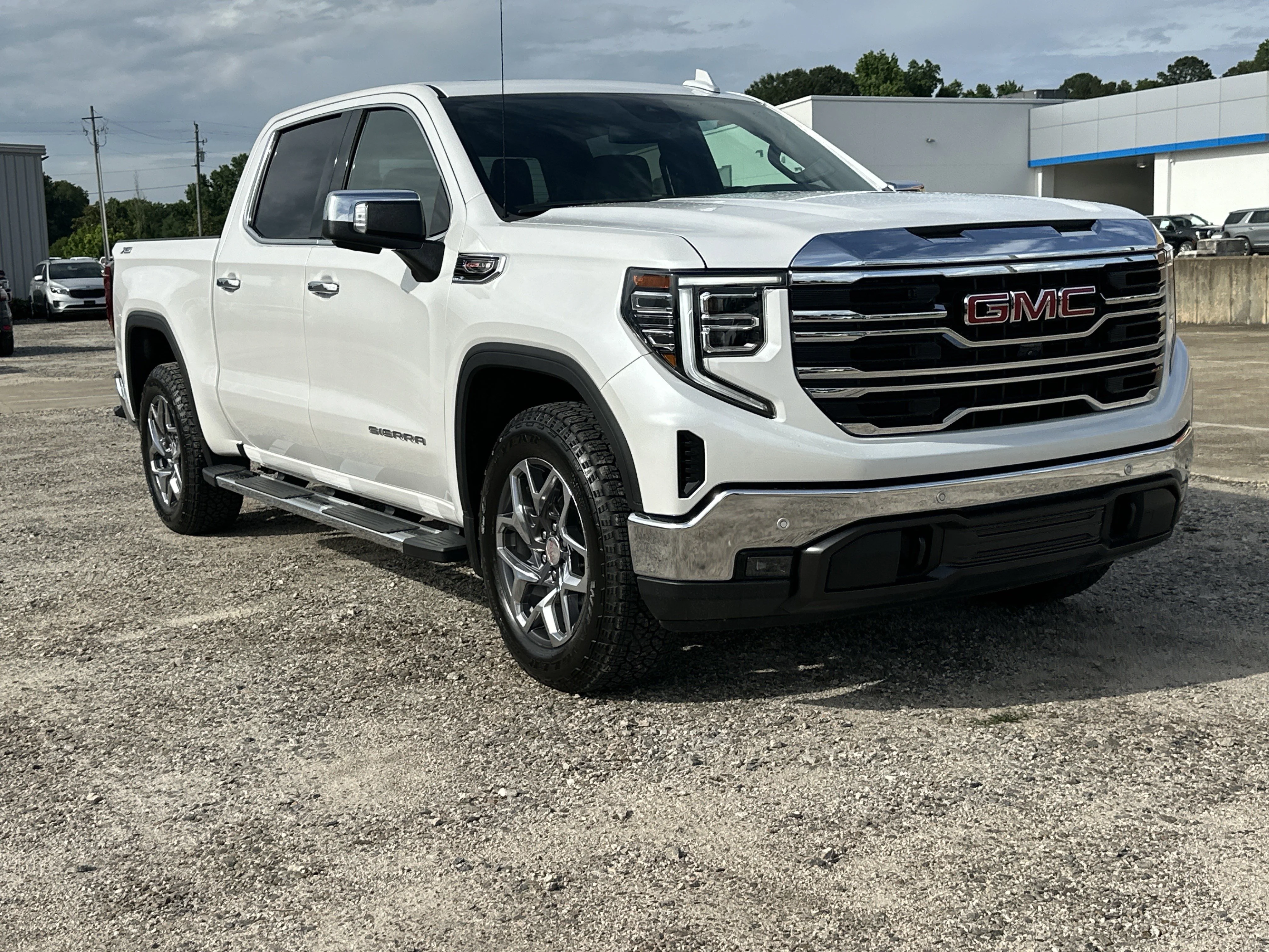 Certified Used 2025 White Frost Tricoat GMC SLT image 3