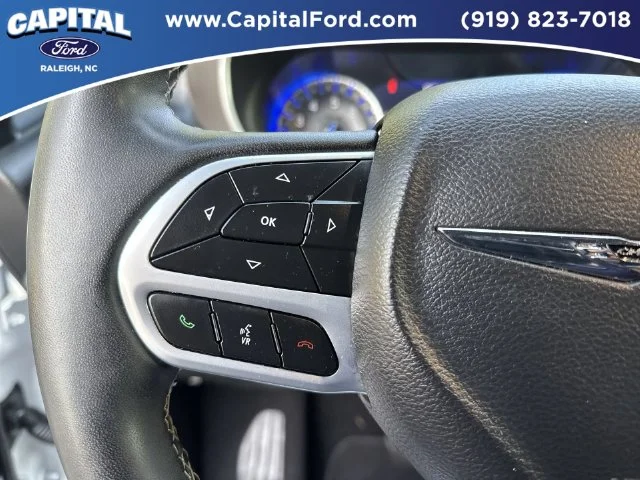 Used 2025 White Chrysler Select image 21