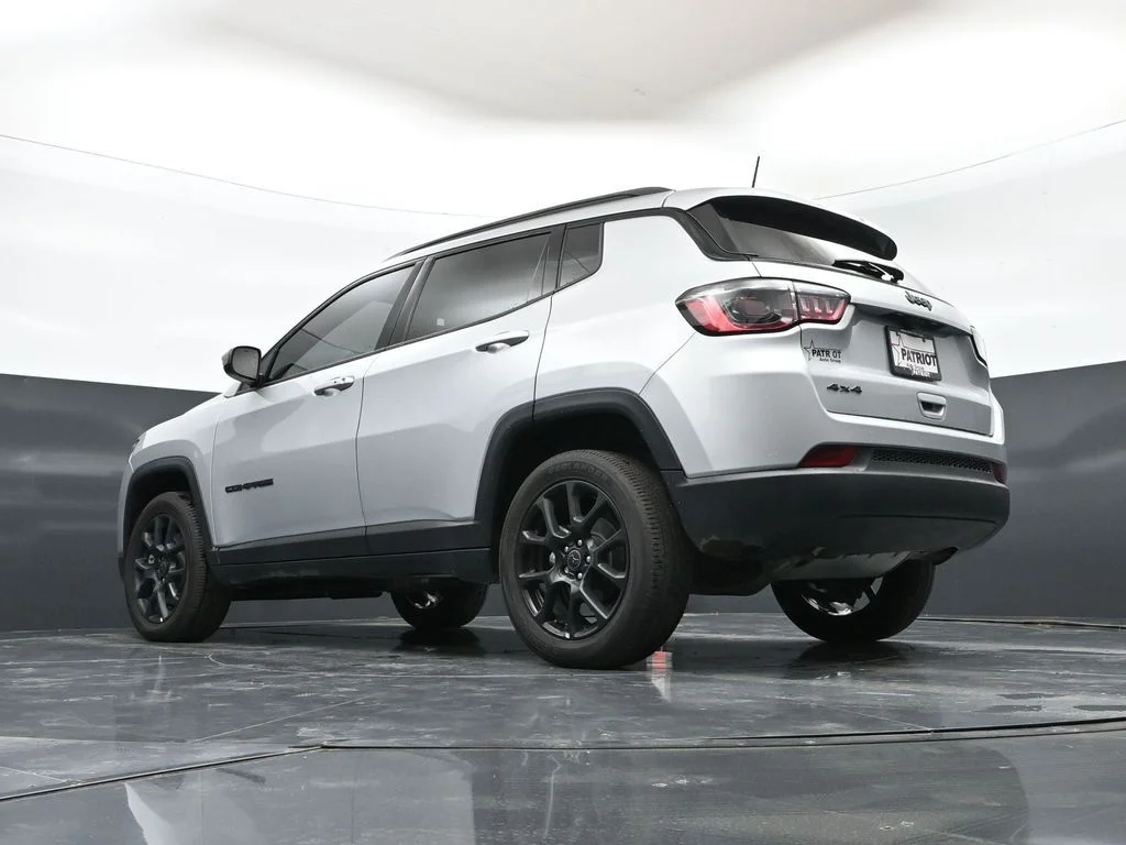 New 2026 Silver Zynith Metallic Clear-Coat Exterior Paint Jeep Latitude image 38