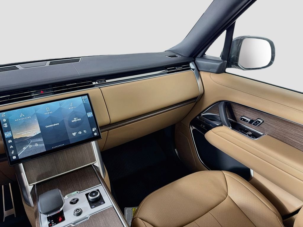New 2027 Belgravia Green Land Rover SE image 25