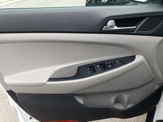 Used 2018 White Hyundai SE image 11
