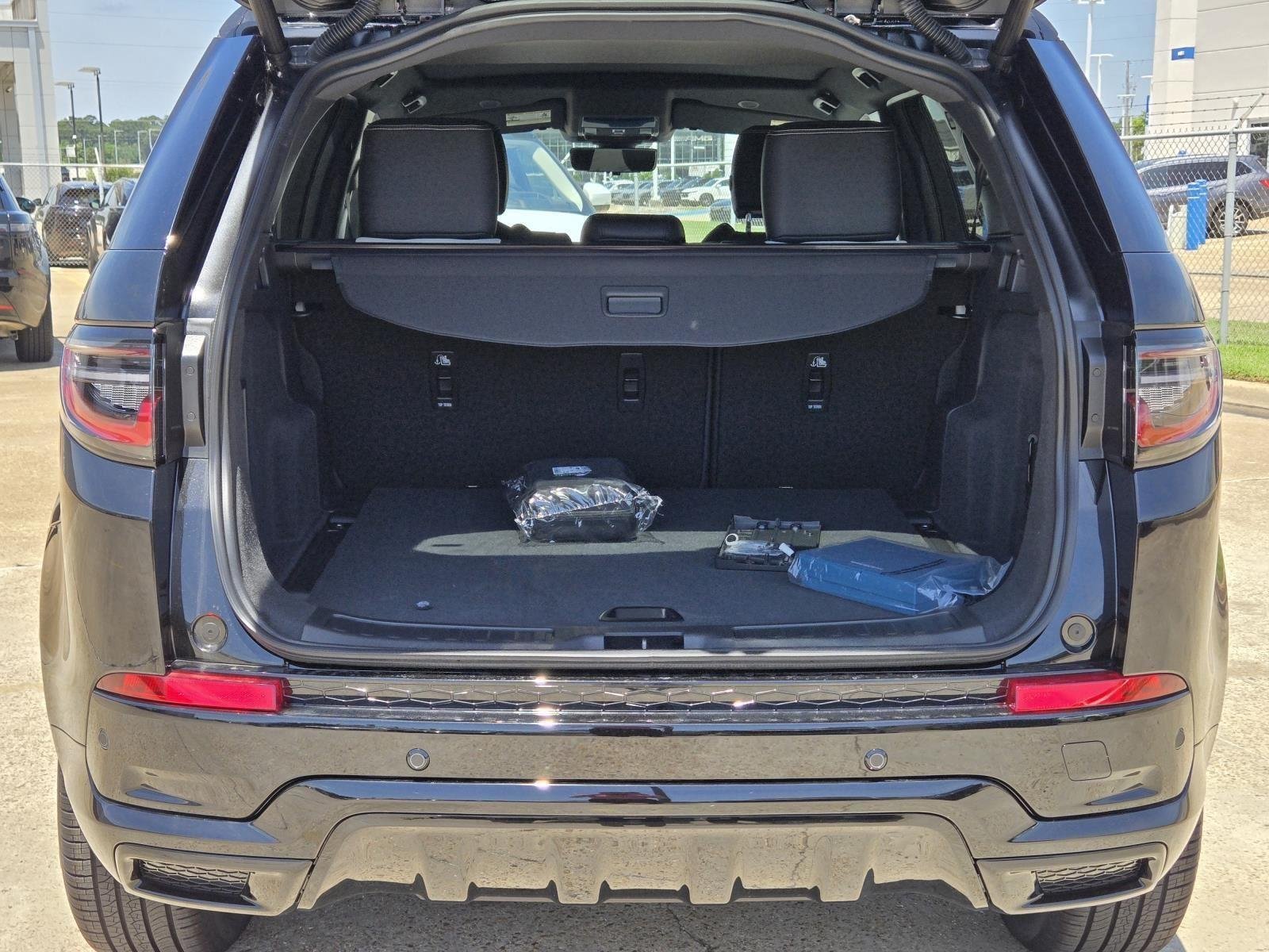New 2026 Santorini Black LAND ROVER Landmark Edition image 12