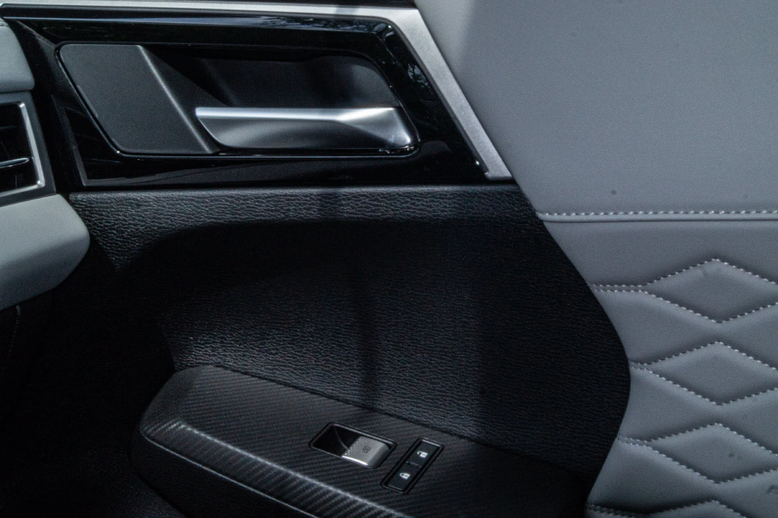 2025 Mitsubishi Outlander SEL Platinum Edition - Photo 24