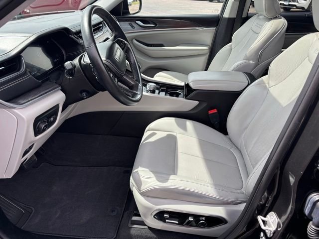 Used 2021 Rocky Mountain Pearlcoat JEEP Overland image 13