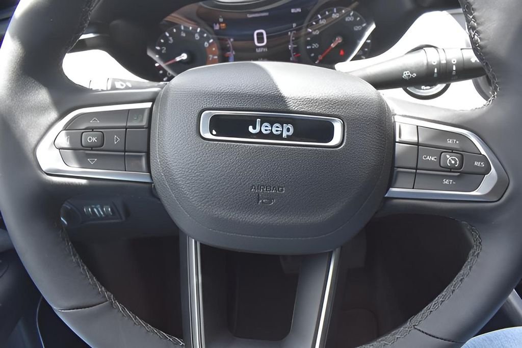 Used 2025 White Jeep Latitude image 19