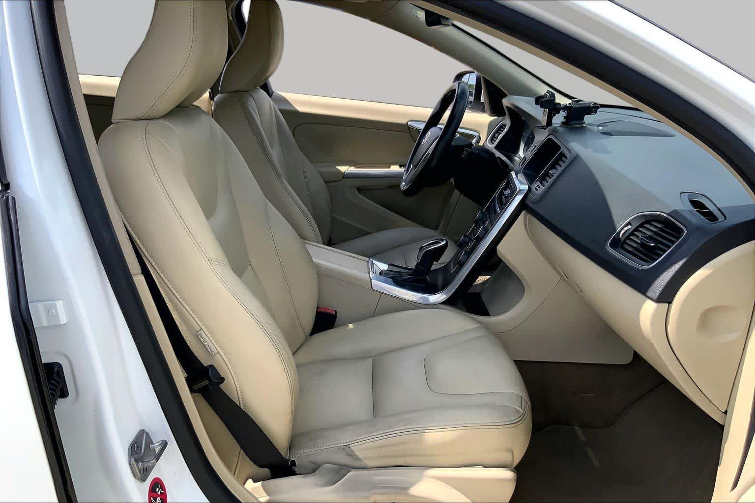 Used 2015 Crystal White Pearl Volvo T5 Drive-E Platinum image 9