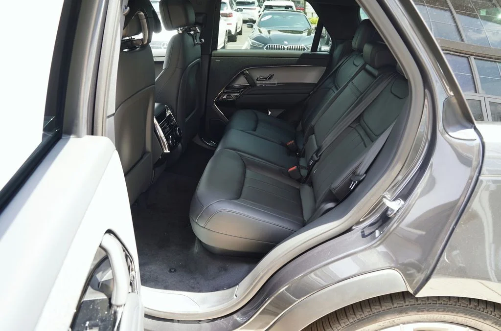 New 2026 Carpathian Grey Land Rover SE image 31