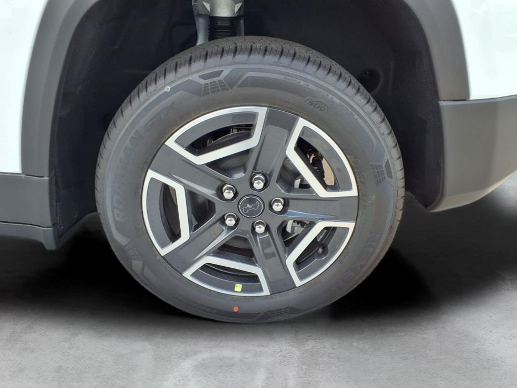 New 2026 Bright White Clear-Coat Exterior Paint Jeep Laredo image 7