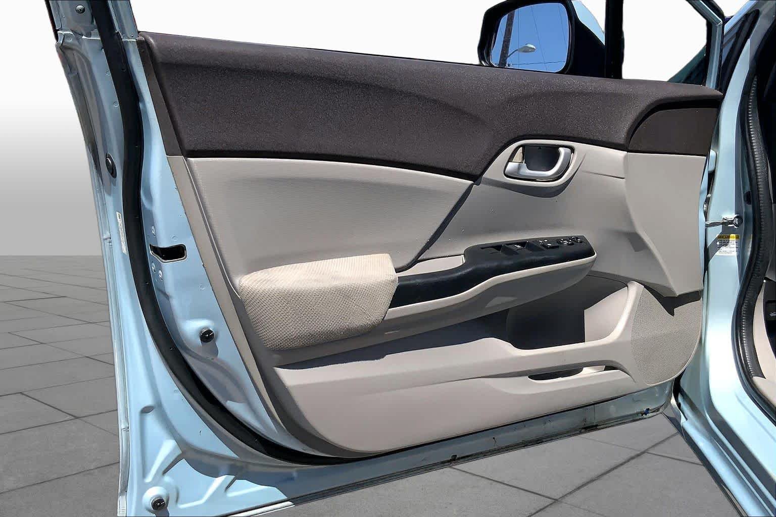 Used 2012 Alabaster Silver Metallic Honda LX image 18