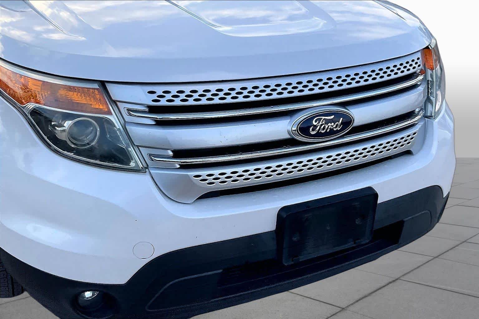 Used 2013 White Platinum Metallic Tri-coat Ford XLT image 27