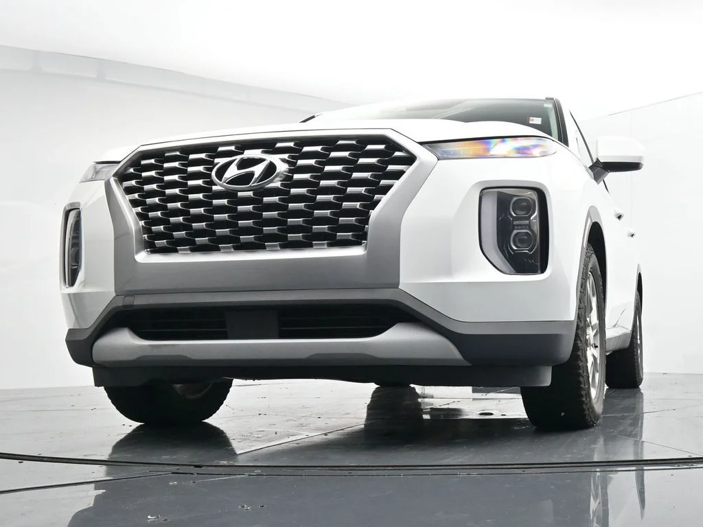 Used 2021 White Hyundai SE image 30