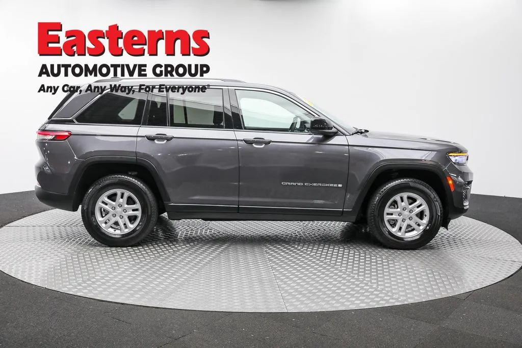 Used 2023 Gray Jeep Laredo image 4