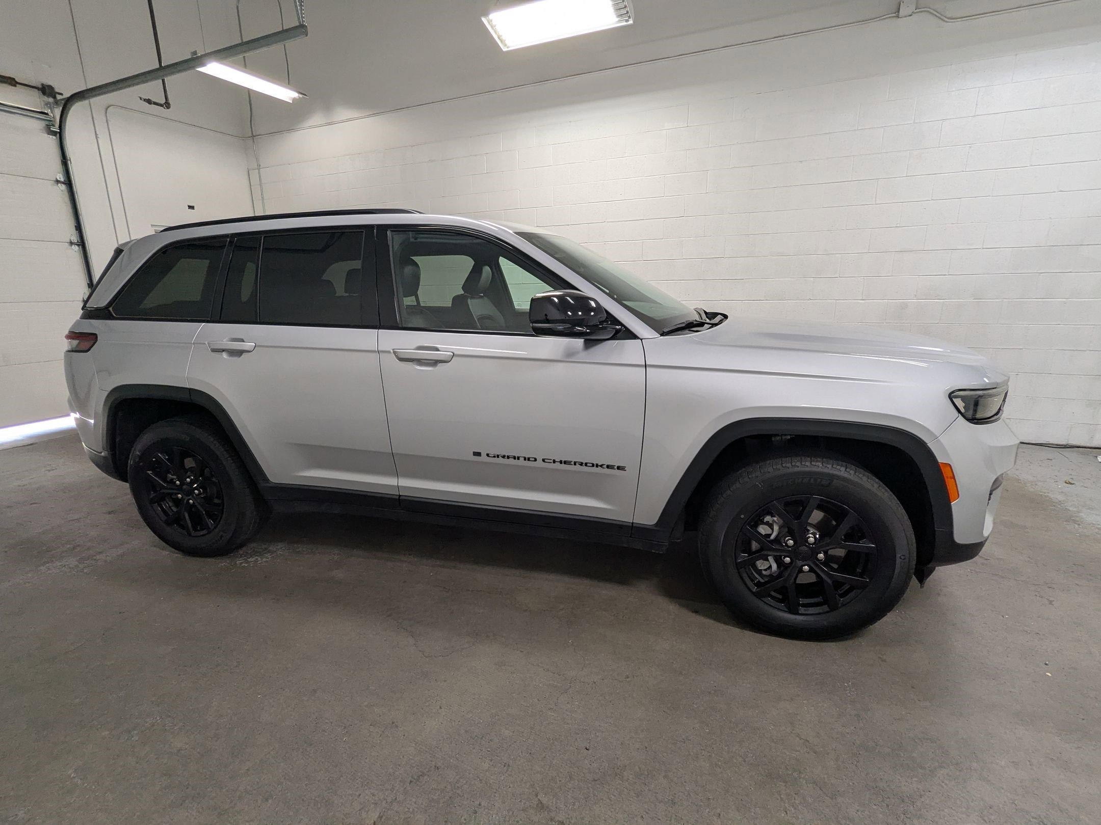 Certified Used 2024 Silver Zynith Jeep Altitude image 3