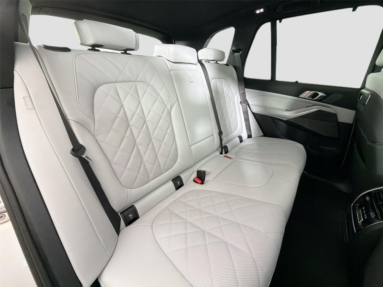 New 2026 Mineral White Metallic BMW xDrive40i image 25