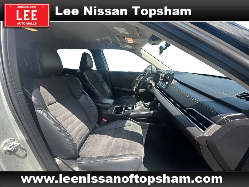Used 2022 Silver Mitsubishi SE image 16
