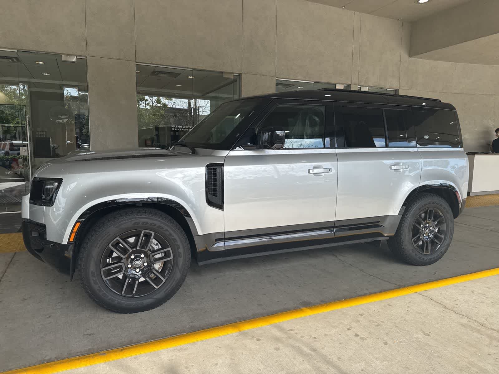2023 Land Rover Defender X-Dynamic SE's photo