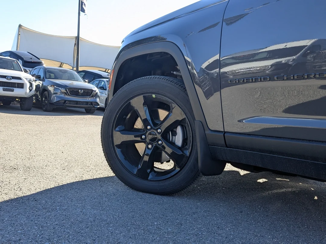 New 2026 Grey Jeep Altitude - - 4x4 - 20 Gloss Black Wheels - Remote Start - Capri Leatherette & More! image 9