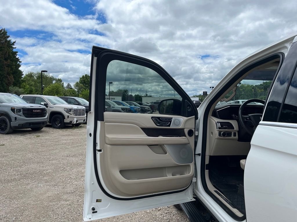 Used 2020 White Lincoln Reserve image 20