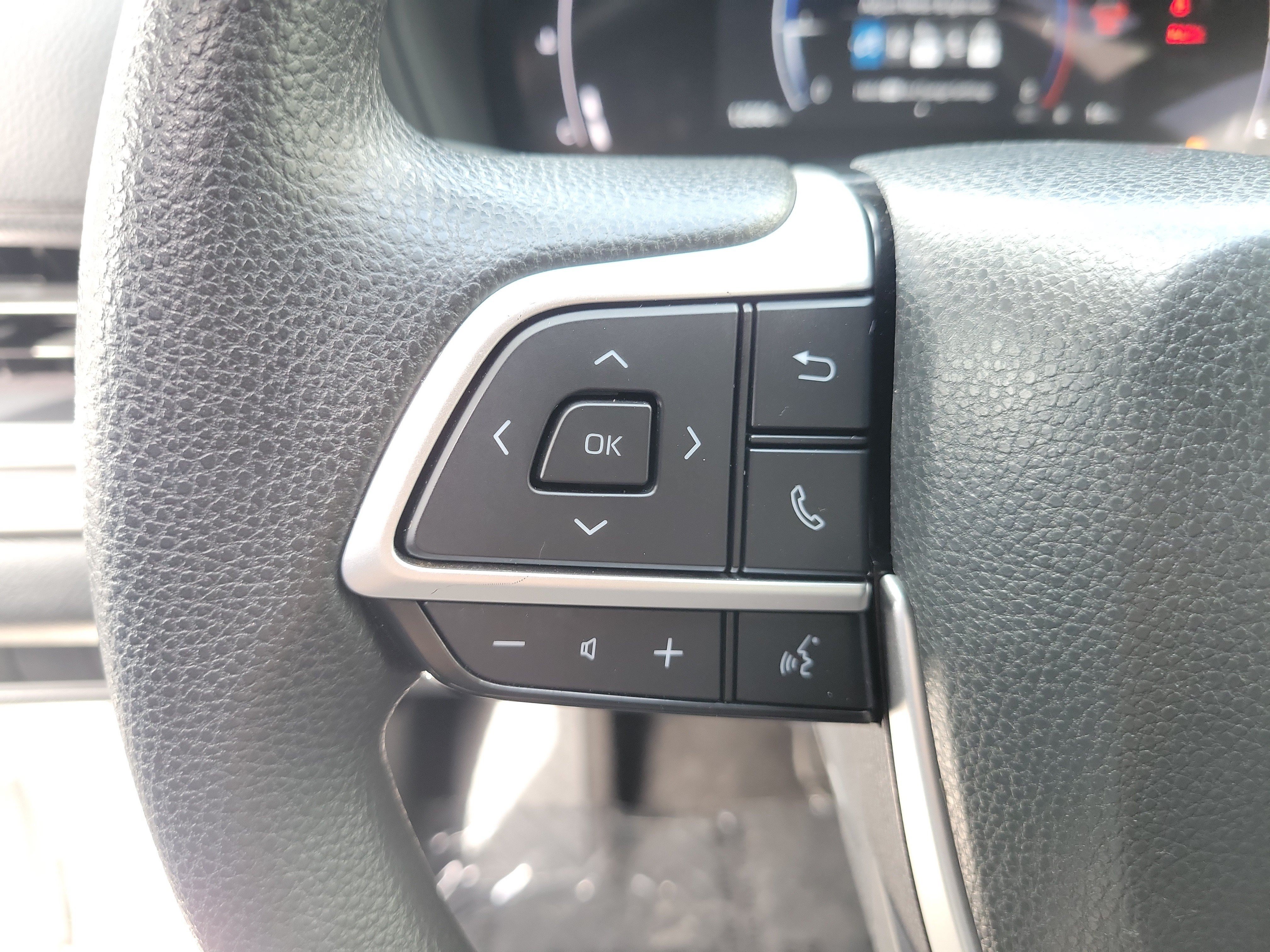Used 2025 Pearl Toyota LE image 27