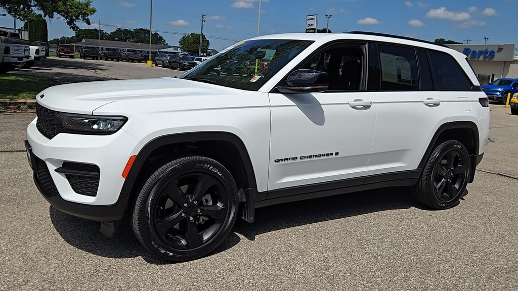Used 2023 White Jeep Altitude X image 4