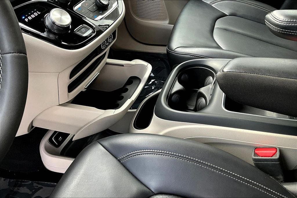 Used 2023 White Chrysler Touring L image 17