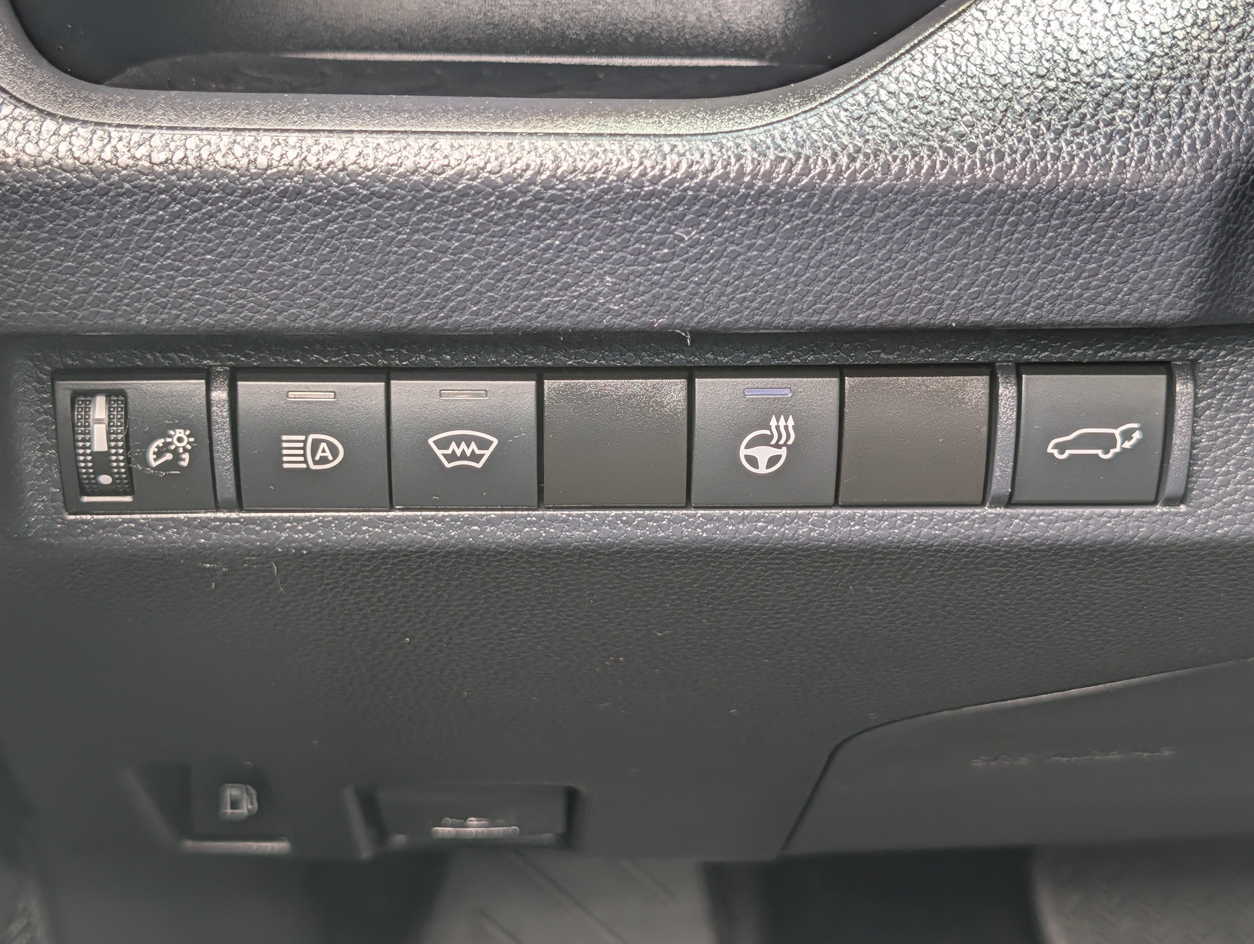 Used 2024 Magnetic Gray Metallic Toyota Hybrid XLE Premium image 26