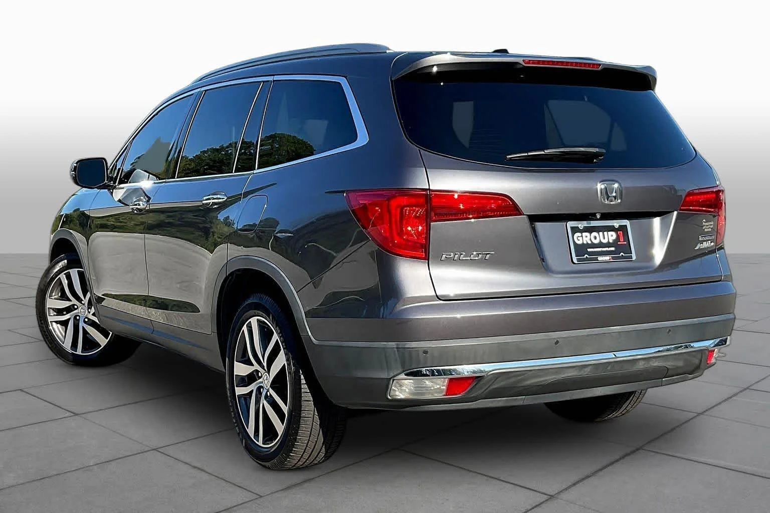 Used 2017 Lunar Silver Metallic Honda Touring image 11