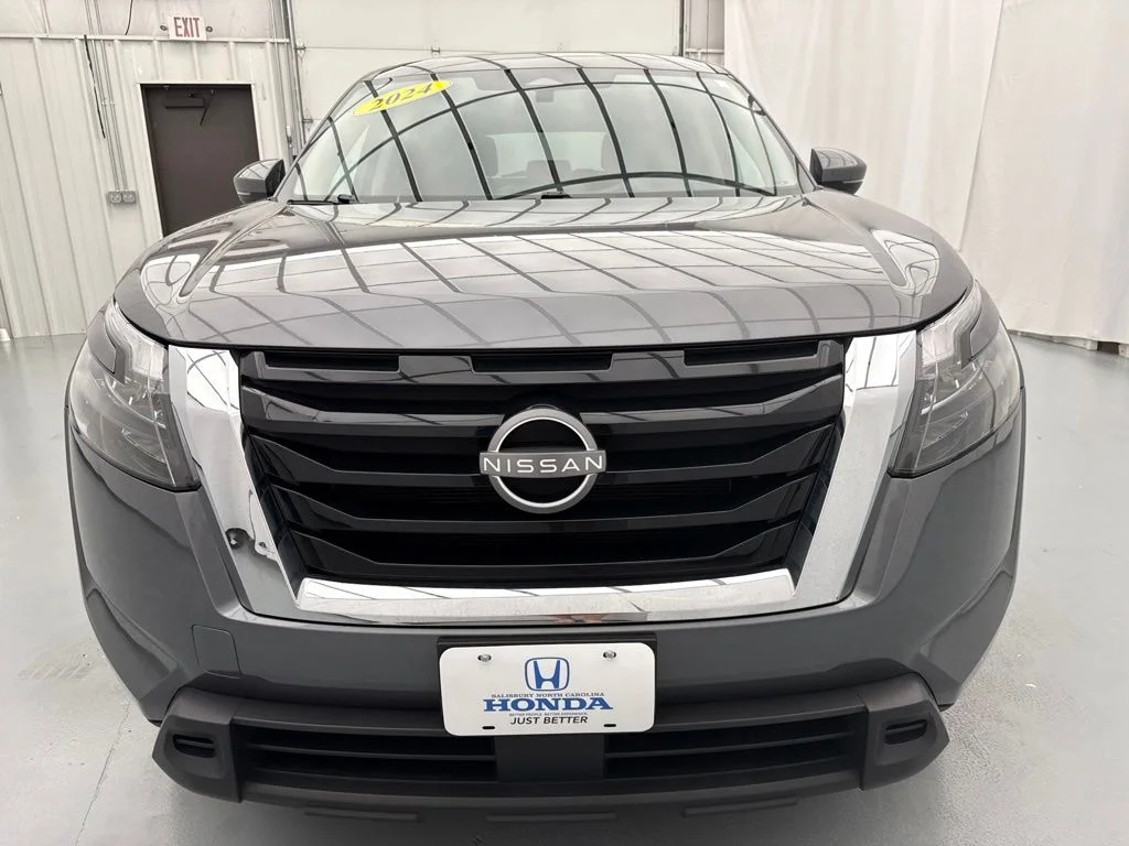 Used 2024 Gray Nissan SV image 2