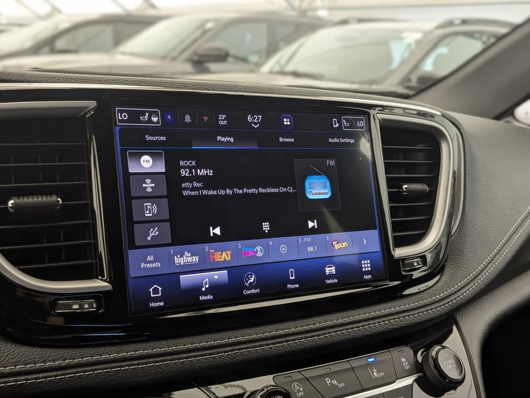 New 2027 Black Chrysler Select - - FWD - Stow n Go Seating - Adaptive Cruise - Blind-Spot - Apple CarPlay & More! image 21
