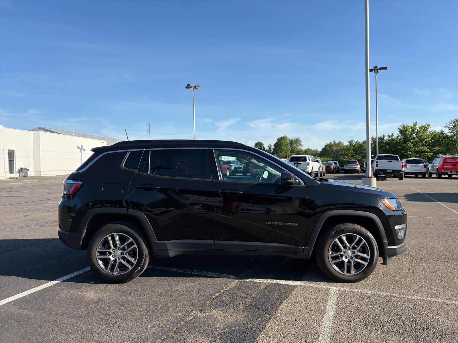 Used 2020 Diamond Black Crystal Pearlcoat Jeep Latitude w/Sun/Safety Pkg image 3