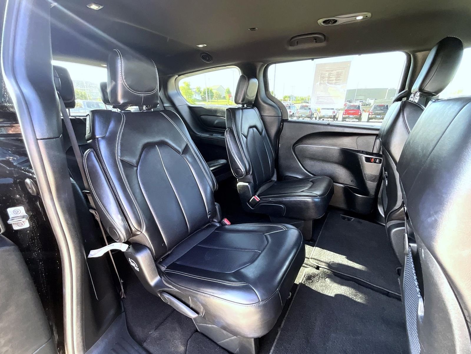 Used 2025 Diamond Black Chrysler Select image 18