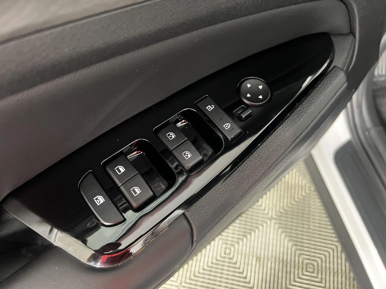 Used 2023 Glacial White Pearl Kia X-Line image 23