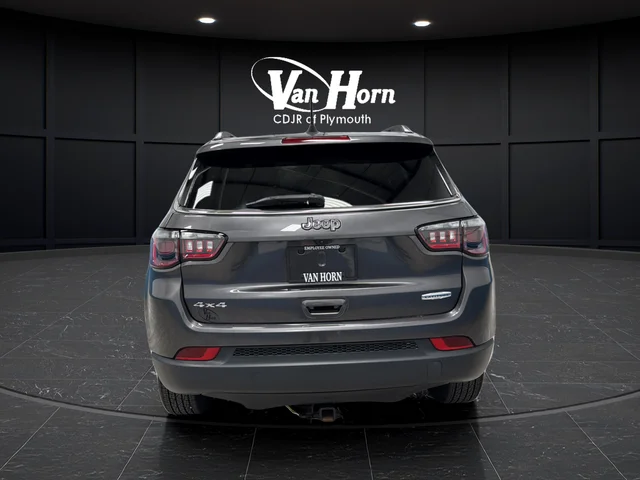 Used 2023 Crystal Metallic Jeep Latitude image 6