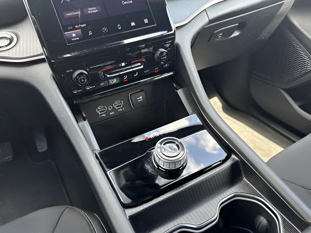 Used 2025 White Jeep Laredo image 18