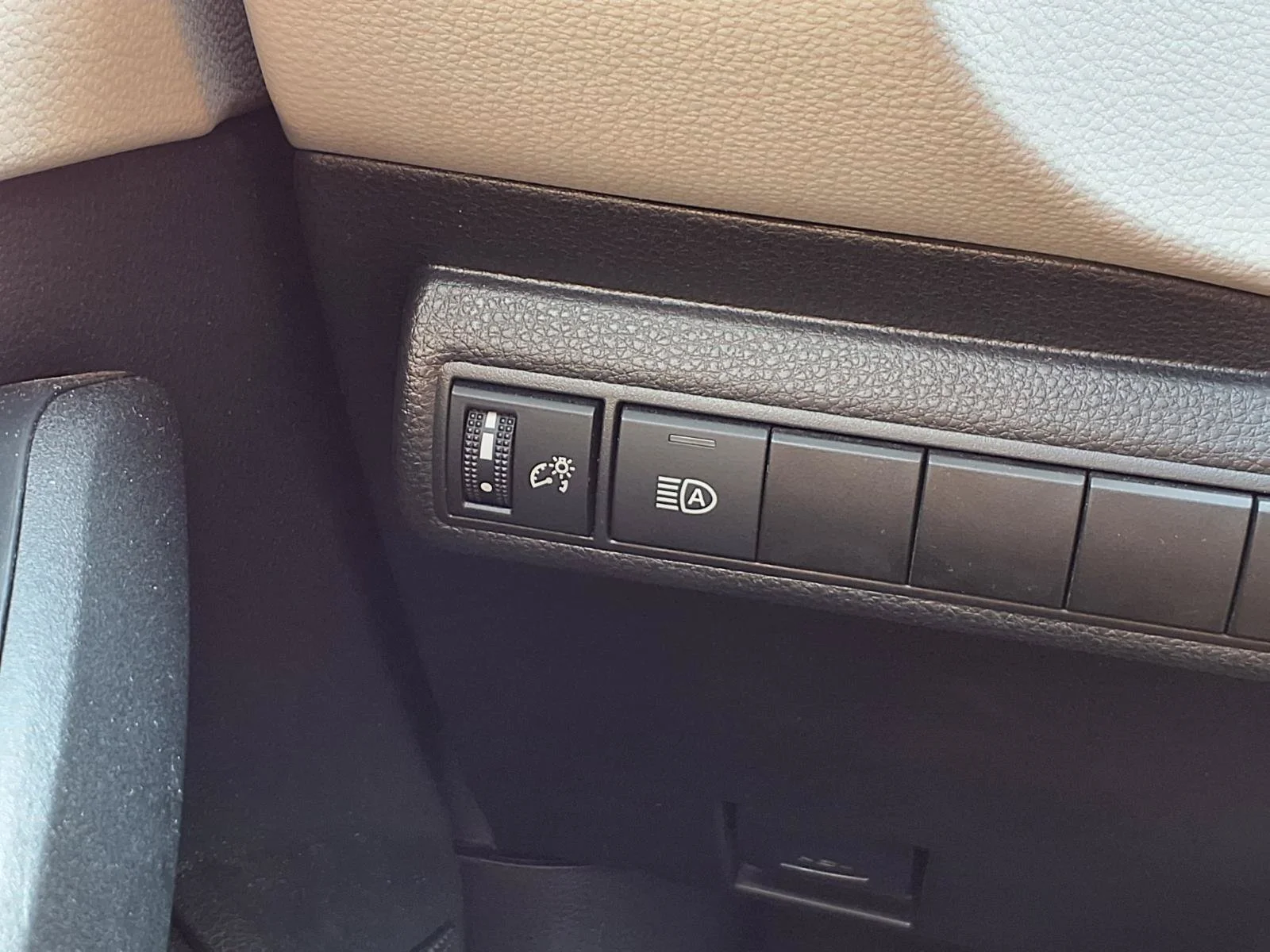 Certified Used 2025 Pearl Toyota LE image 14