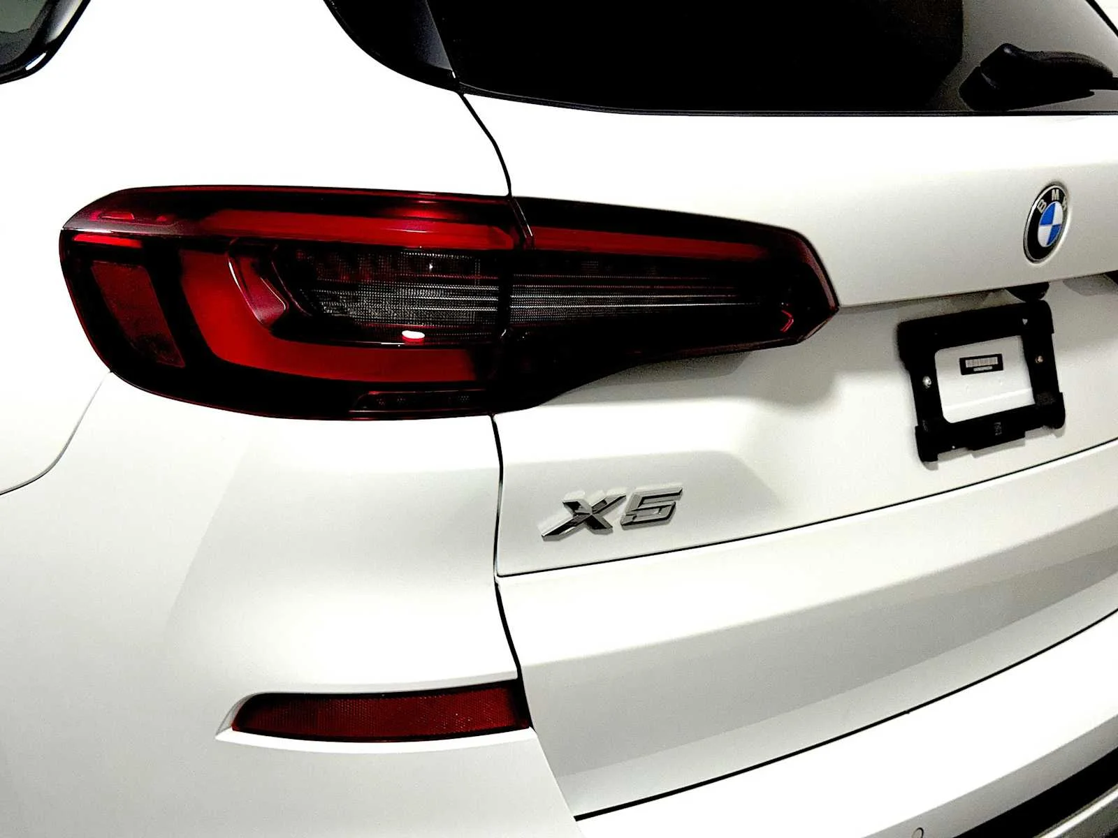 Used 2023 Mineral White Metallic BMW xDrive40i image 27