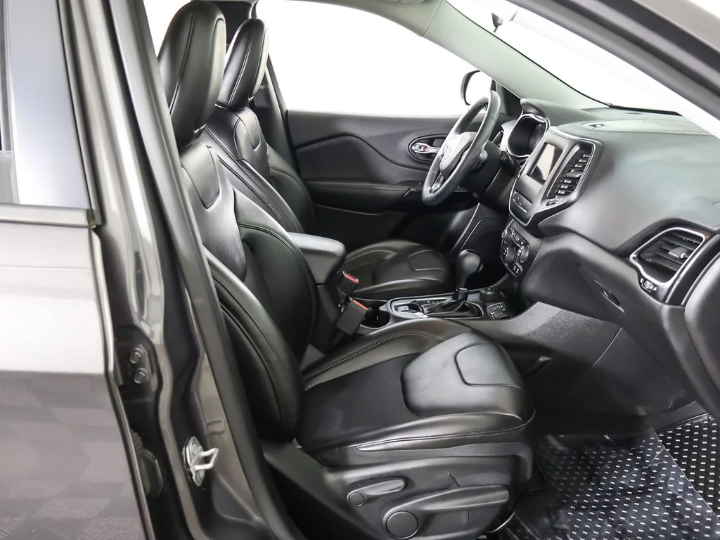 Used 2019 Gray Jeep Latitude Plus image 29