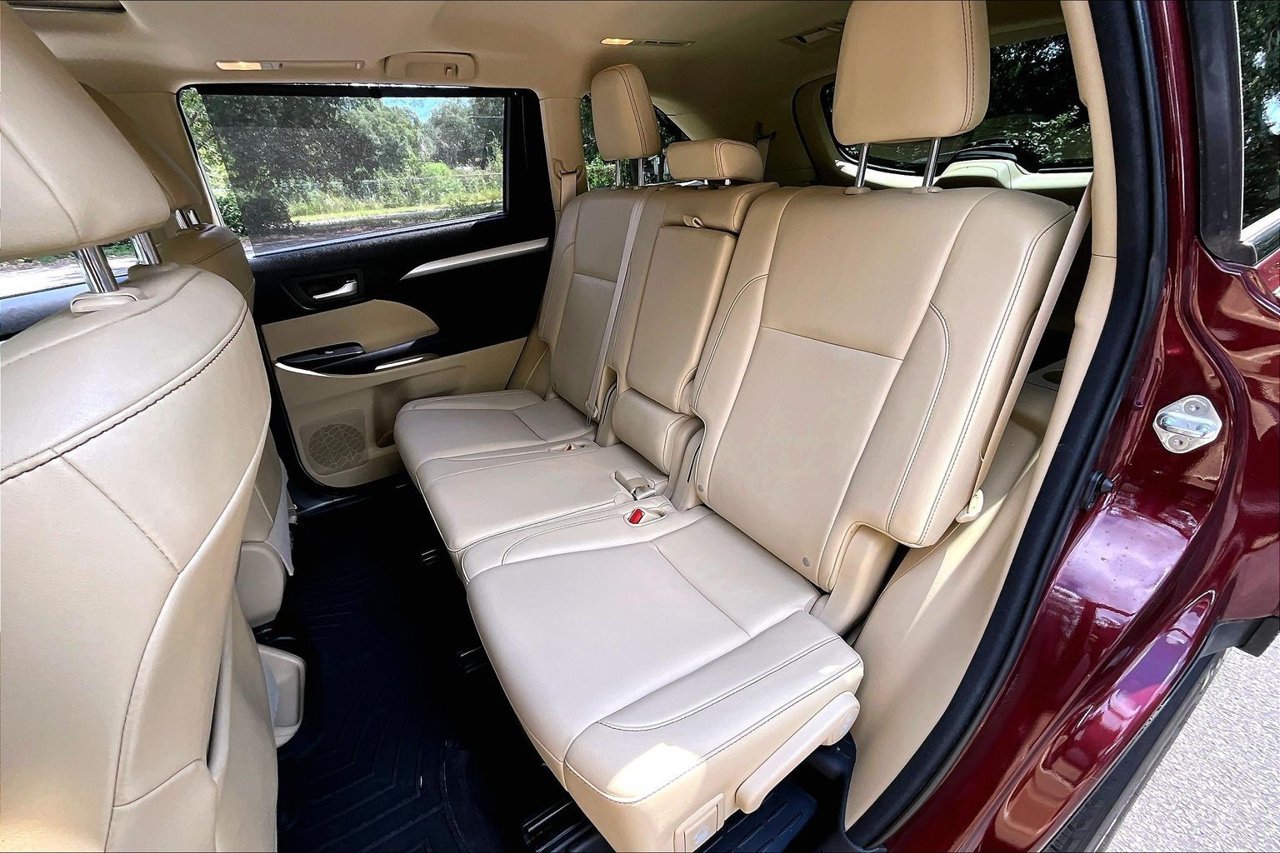 Used 2016 Red Toyota XLE V6 image 19