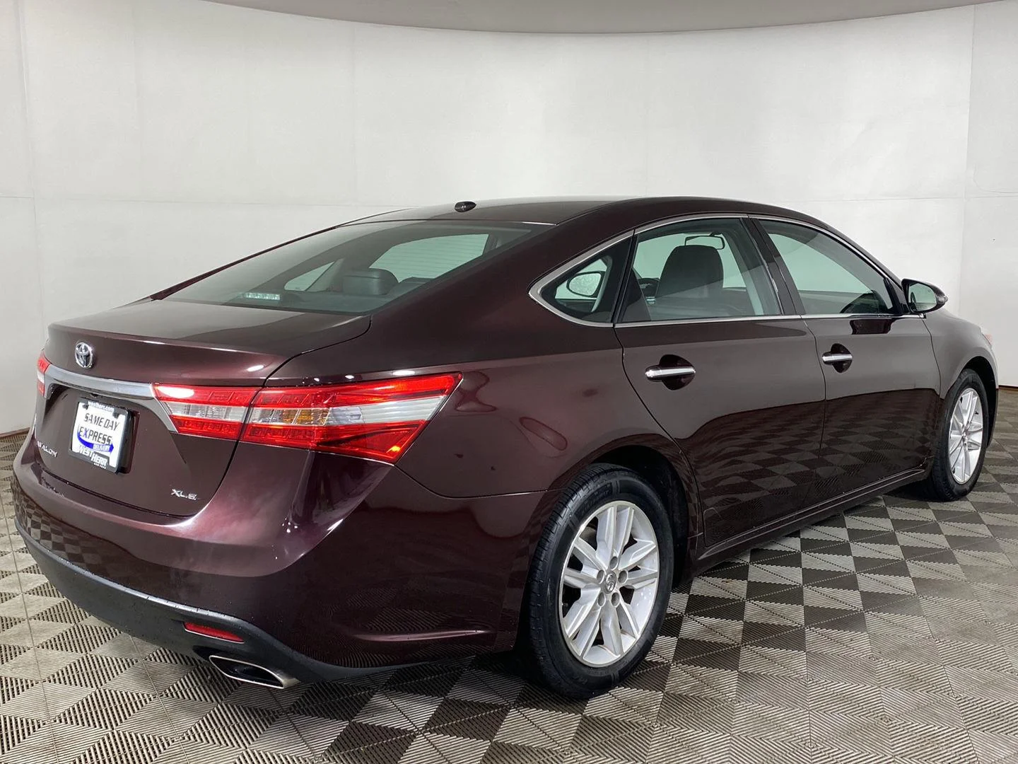 Used 2015 Sizzling Crimson Mica Toyota XLE image 21