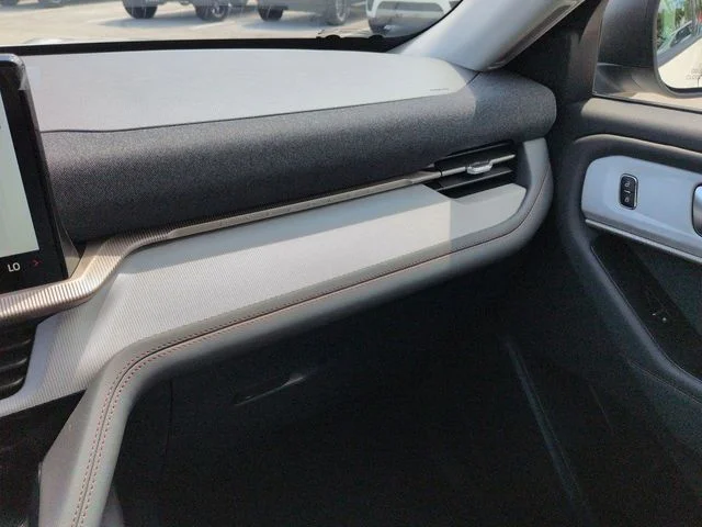 New 2026 Star White Metallic Tri-Coat Ford Active image 17