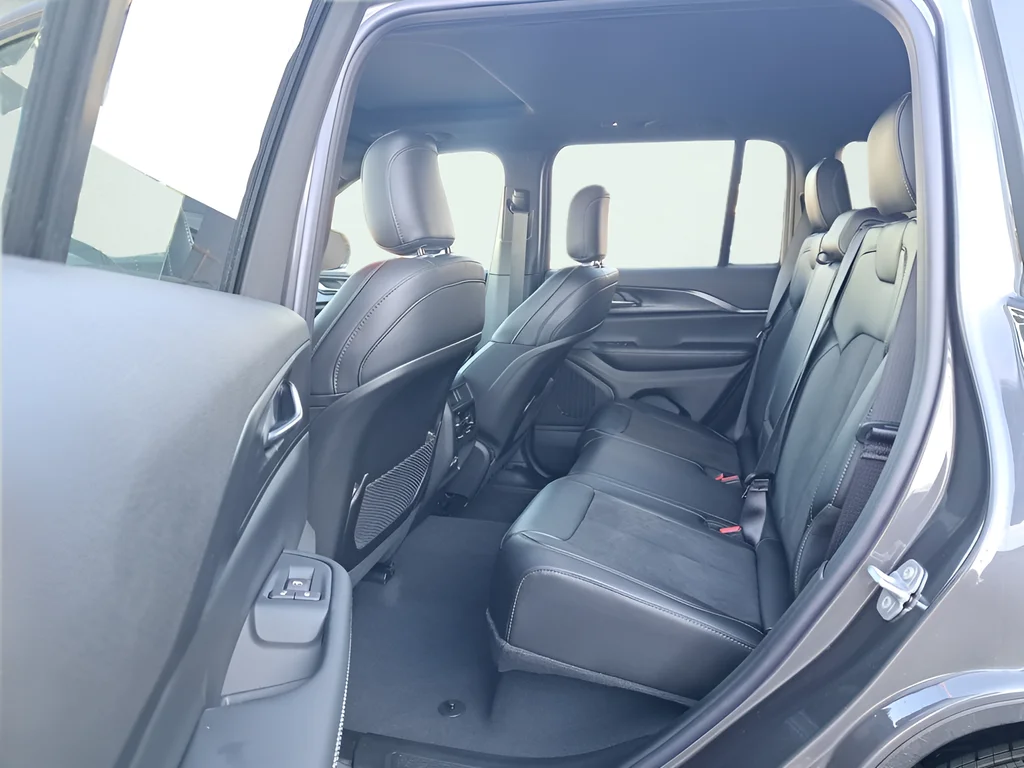 New 2025 Baltic Gray Metallic Clear-Coat Exterior Paint Jeep Altitude X image 12