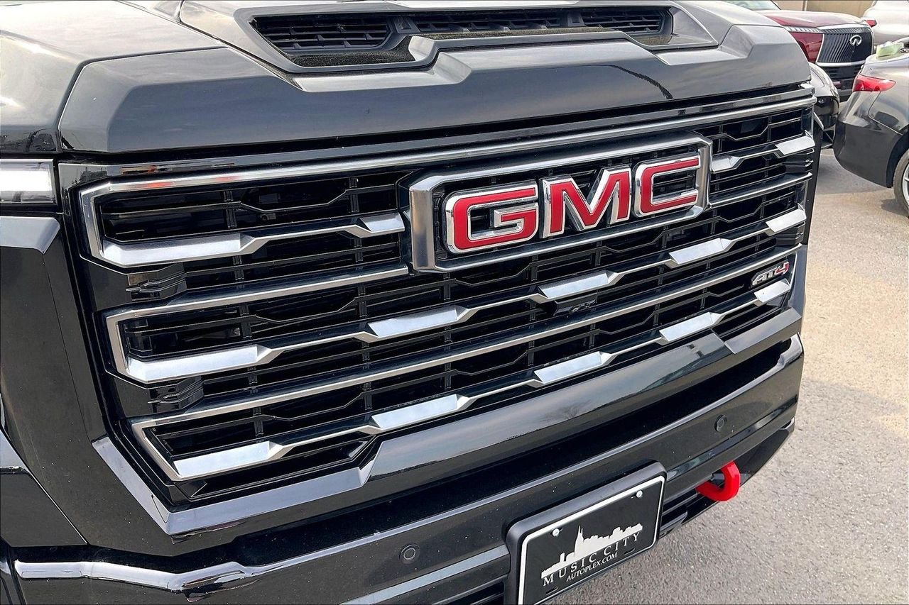 Used 2025 Onyx Black GMC 4WD Crew Cab Standard Bed AT4 image 34